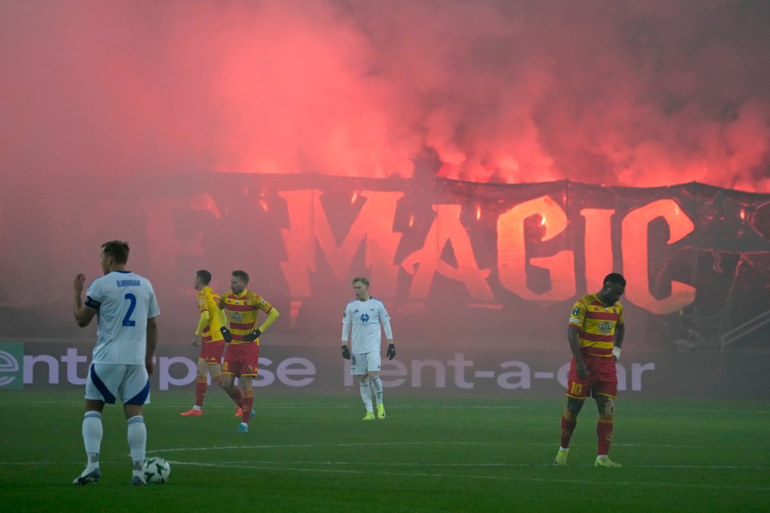 Ikke lett å se så mye når pyroen brenner som verst. Foto: Czarek Sokolowski / AP/NTB