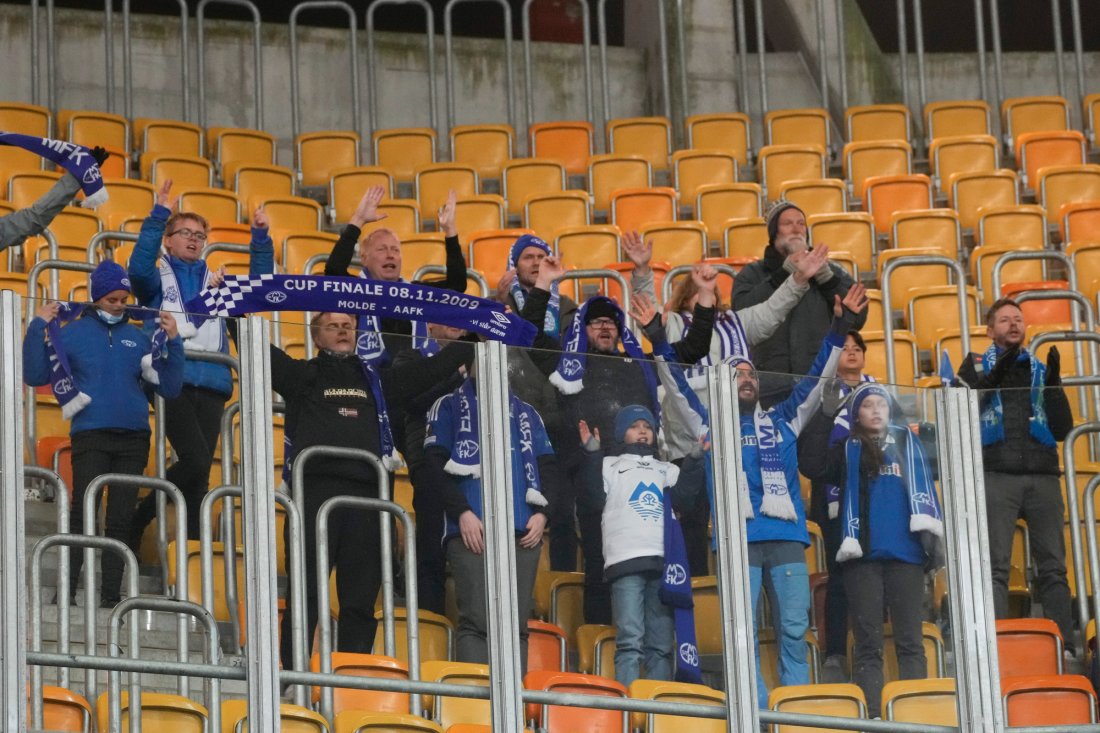 Ikke så mye å glede seg over for Molde-supporterne på tribunen. Foto: Czarek Sokolowski / AP/NTB