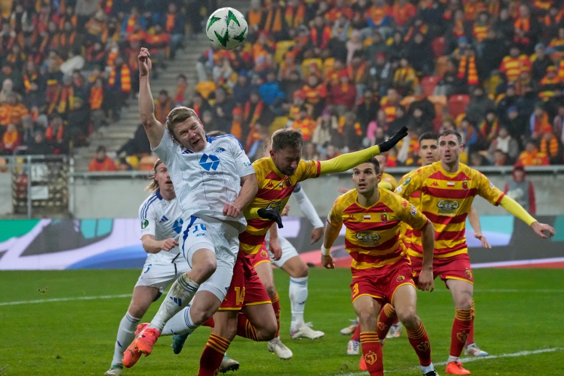 Kristian Eriksen i duell med Jaroslaw Kubicki, Foto: Czarek Sokolowski / AP/NTB