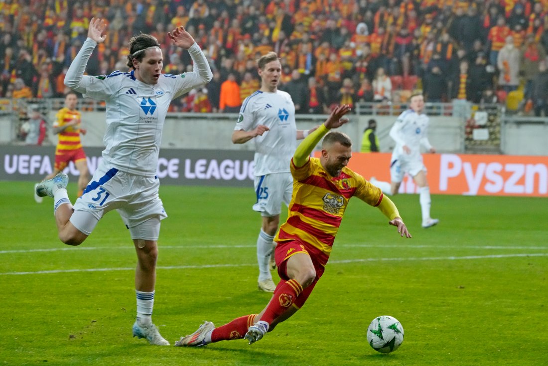 Kristoffer Normann Hansen prøver å filme seg til straffe ifølge dommeren. Mathias Fjørtoft Løvik var enig med dommeren. Foto: Czarek Sokolowski / AP/NTB