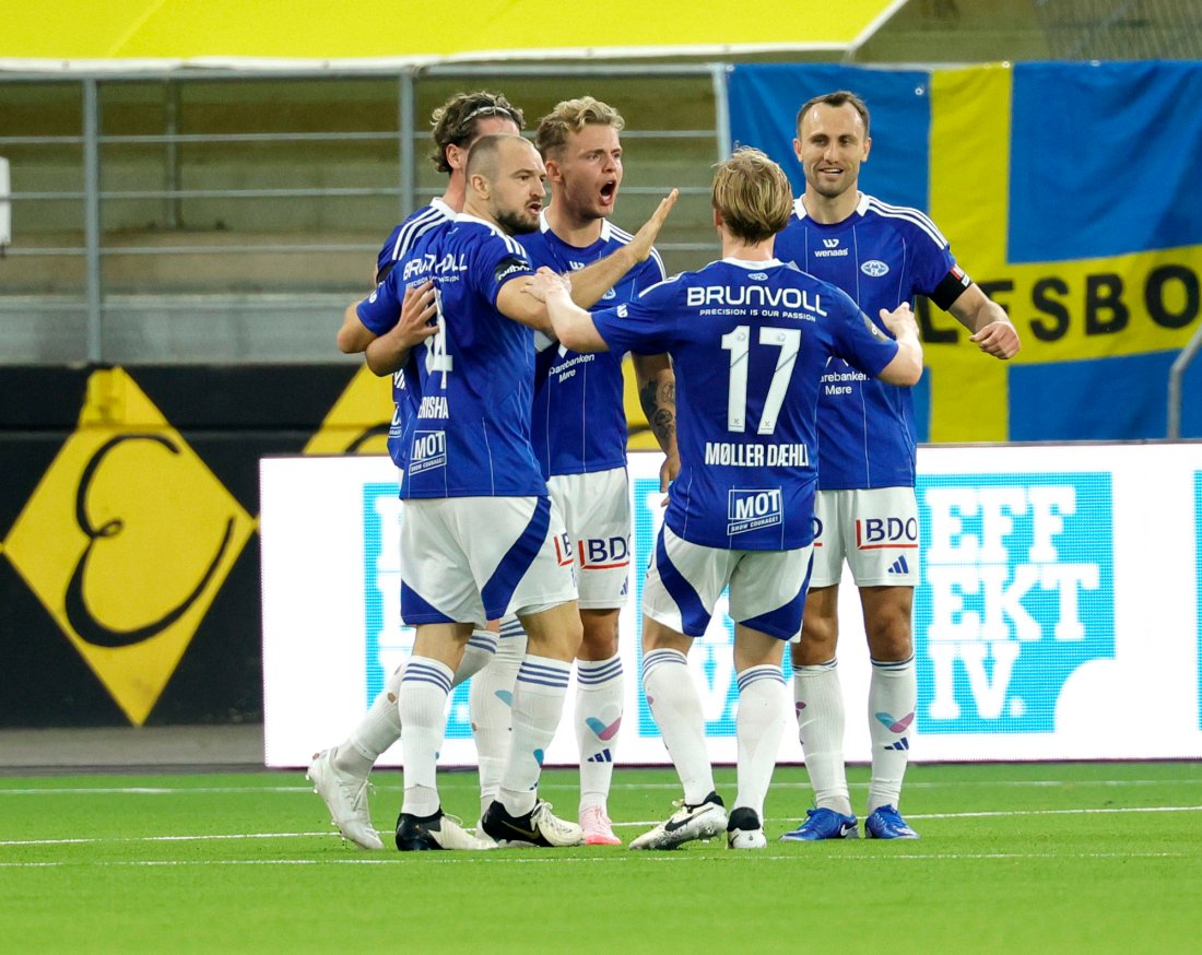Veton Berisha jubler sammen med lagkameratene etter scoringen. Foto: Adam Ihse / TT/NTB