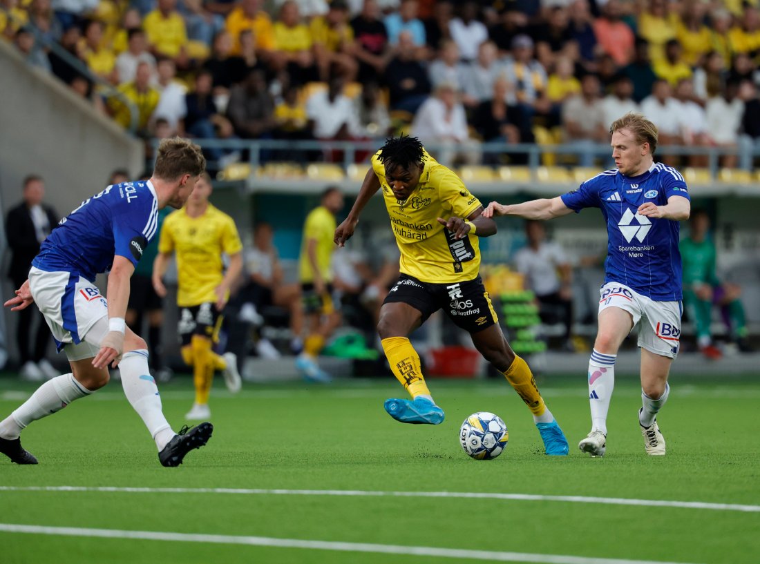 Elfsborgs Jalal Abdullai, som året etter ble moldespiller, prøver å ta seg forbi Casper Øyvann og Mats Møller Dæhli på Borås Arena. Foto: Adam Ihse / TT/NTB