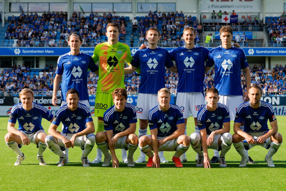 Moldes 11 klare til kamp. Foran fra venstre: Mats Møller Dæhli, Martin Linnes, Emil Breivik, Kristian Eriksen, Markus Kaasa og Magnus Wolff Eikrem. Bak fra venstre: Mathias Fjørtoft Løvik, Jacob Karlstrøm, Valdemar Lund, Anders Hagelskjær og Casper Øyvann. Foto: Svein Ove Ekornesvåg / NTB
