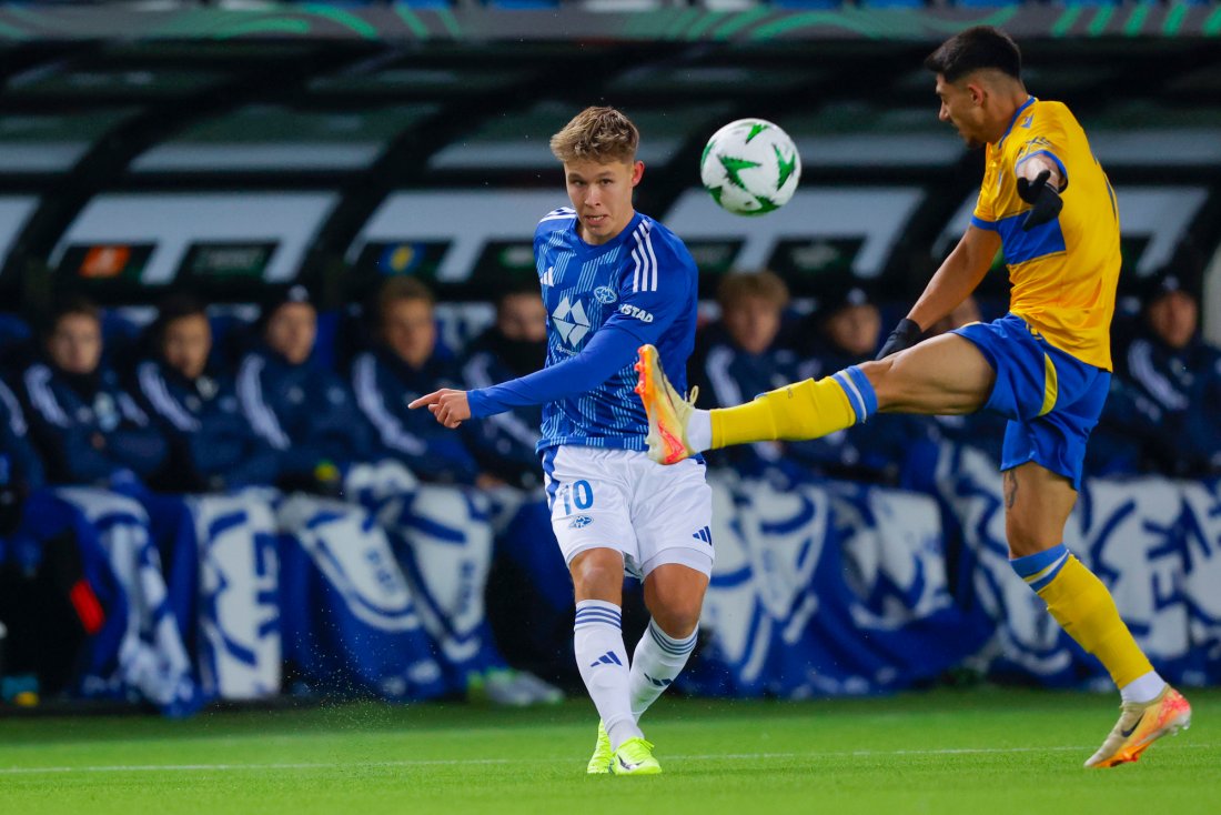 Mads Enggård i aksjon mot Apoel. Foto: Svein Ove Ekornesvåg / NTB