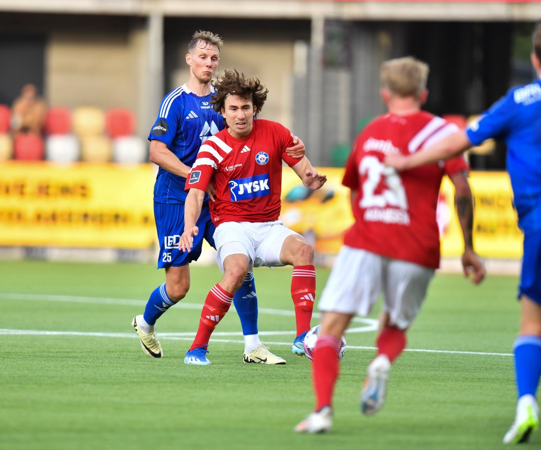 Alexander Lind prøver å unnslippe Anders Hagelskjær på Jysk Park i Silkeborg. Foto: Ernst van Norde / RItzau Scanpix / NTB