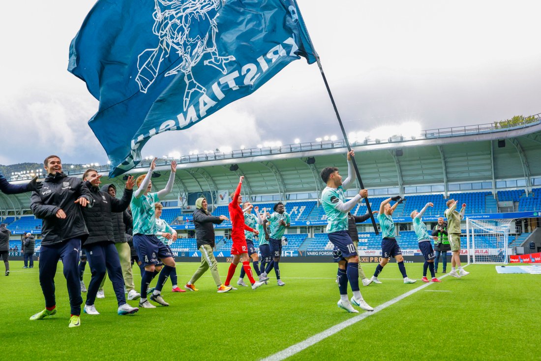 Nordmørske jubelscener på Aker stadion etter kampen. Foto: Svein Ove Ekornesvåg / NTB