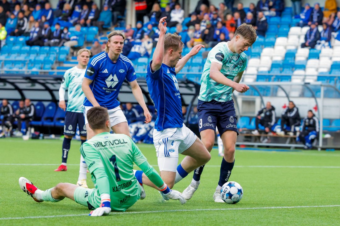 Sander Kilen scorer sitt tredje etter en gavepakke fra keeper. Foto: Svein Ove Ekornesvåg / NTB