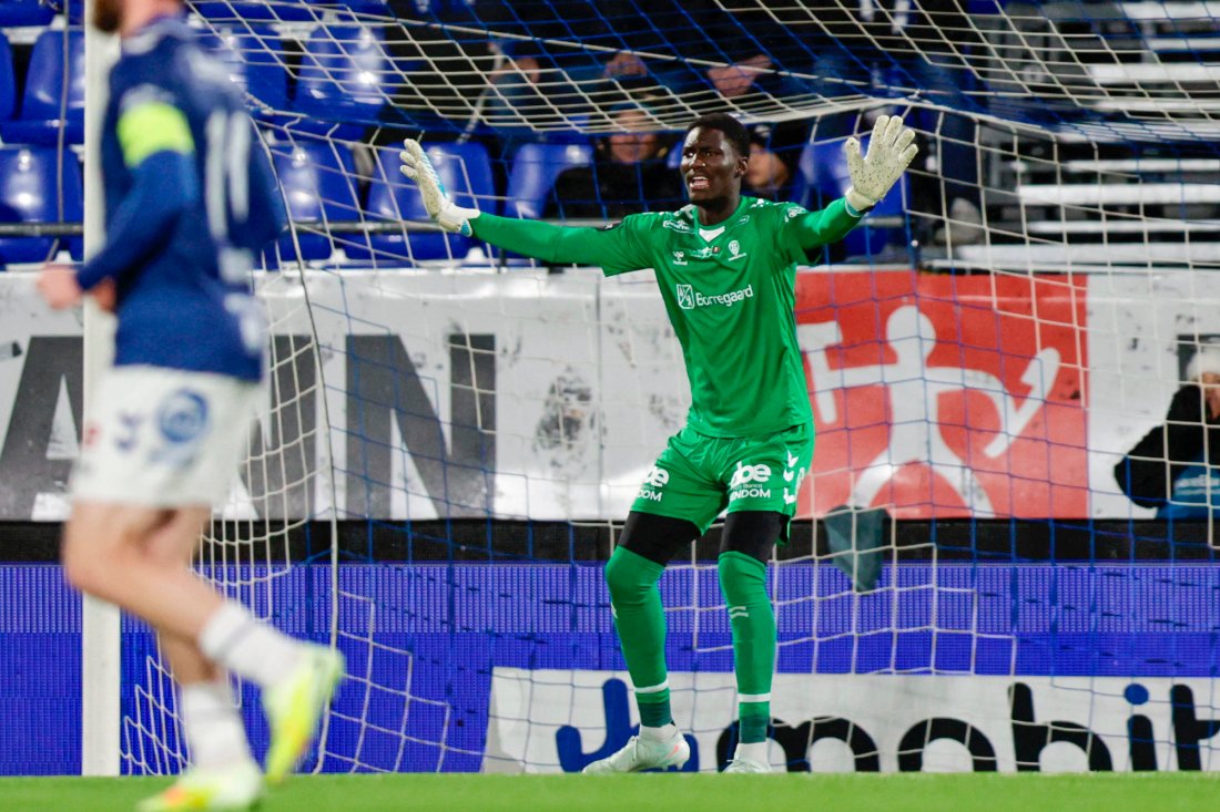 Sarpsborg 08s keeper, Mamour Ndiaye, var i det umulige hjørnet i årets siste seriekamp. Foto: Christoffer Andersen / NTB