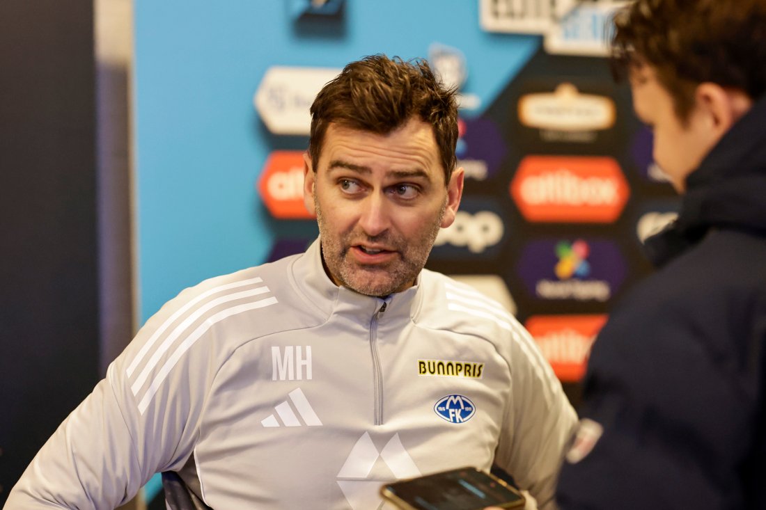 Magne Hoseth fikk mange spørsmål om framtida etter kampen. Men trenerkabalen var ikke lagt for 2026 ennå. Foto: Christoffer Andersen / NTB