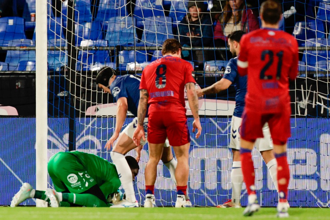 Mamour Ndiaye redder på strek. Der så de fleste moldescoring. Foto: Christoffer Andersen / NTB