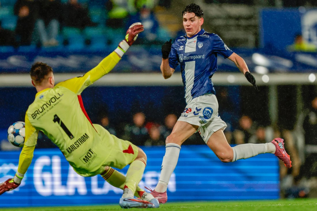 Jacob Karlstrøm stopper skuddet fra årets toppscorer, Daniel Karlsbakk. Foto: Christoffer Andersen / NTB