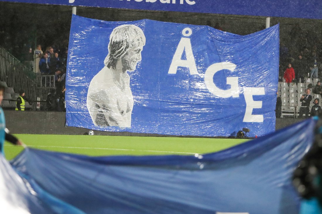 Molde-supporterne hedret en kreftsjuk Åge Hareide før kampen. Foto: Christoffer Andersen / NTB