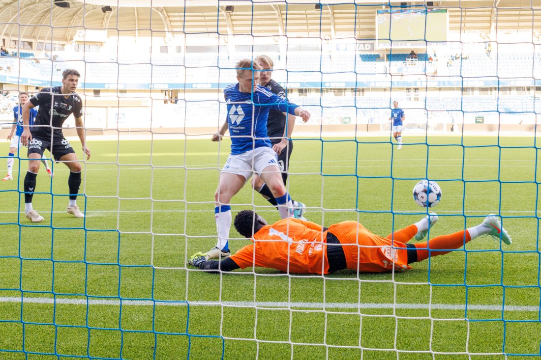 Mamour Ndiaye redder avslutningen til Mats Møller Dæhli. Foto: Svein Ove Ekornesvåg / NTB