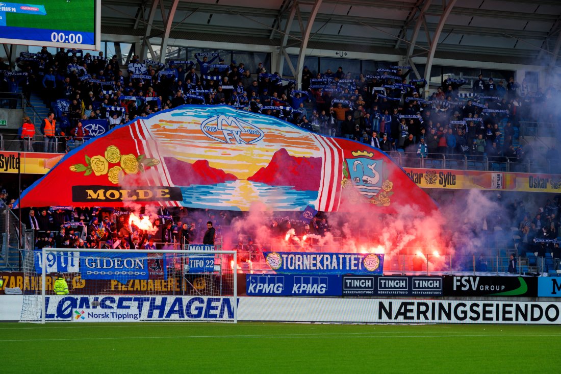 Moldes supportere vartet opp med flott tifo til sesongstarten før de (i likhet med de andre supporterklubbene) tok et kvarters pause i protest mot det som skjedde på fotballtinget. Foto: Svein Ove Ekornesvåg / NTB