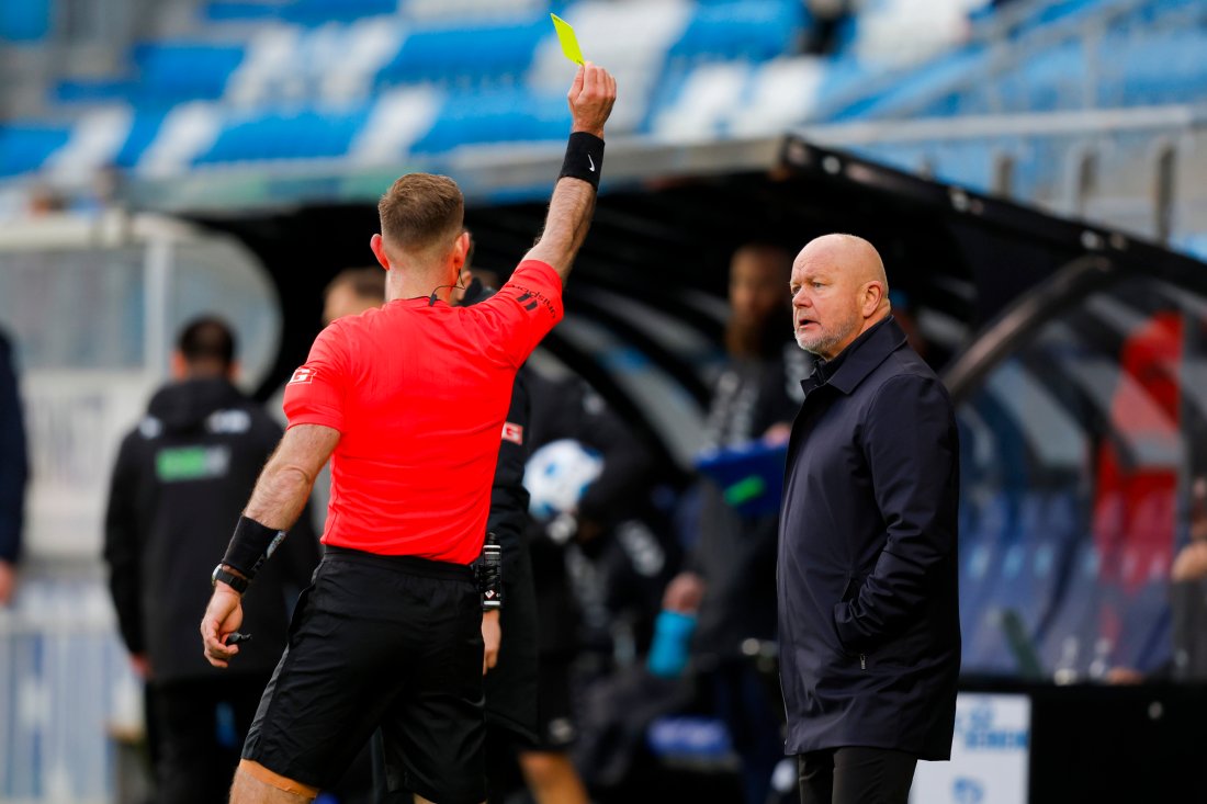Gult kort til trener Per-Mathias Høgmo etter protester mot det som så ut som et feildømt gulkort til Sondre Granaas. Foto: Svein Ove Ekornesvåg / NTB
