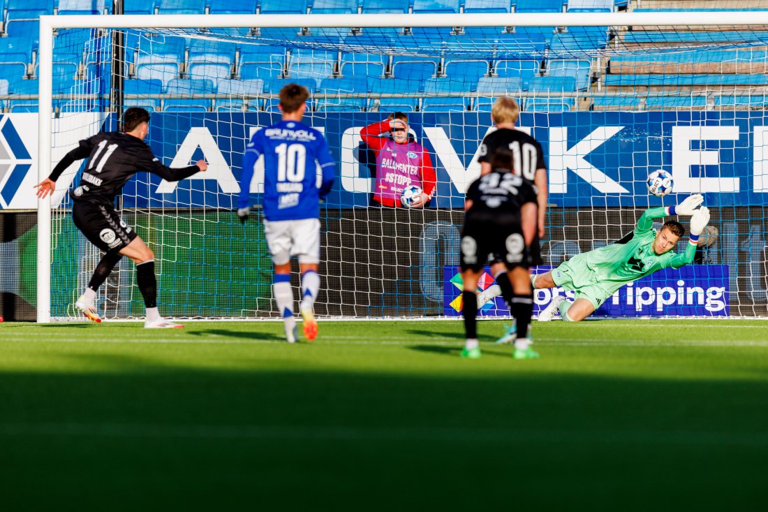 Daniel Karlsbakk satte inn straffesparket sjøl om Jacob Karlstrøm var nære på å redde. Foto: Svein Ove Ekornesvåg / NTB