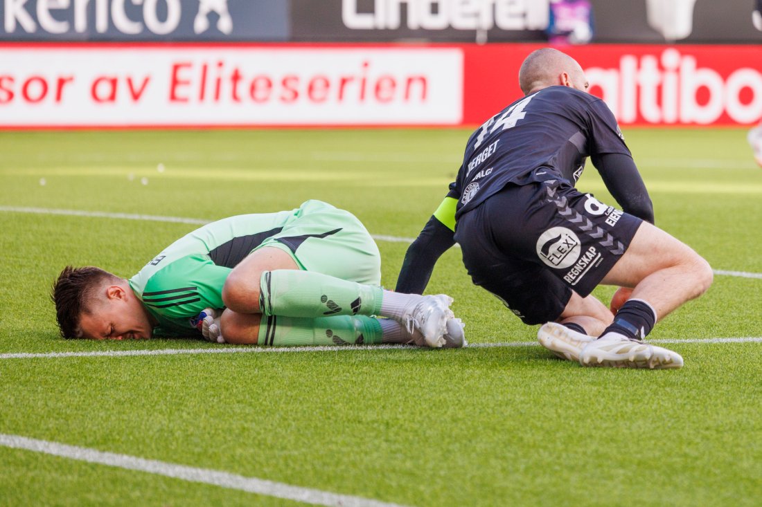 Jacob Karlstrøm ligger nede etter duellen med Jo Inge Berget. Da trodde alle på stadion at det ble tidlig dusj på Sarpsborg-kapteinen. Foto: Svein Ove Ekornesvåg / NTB