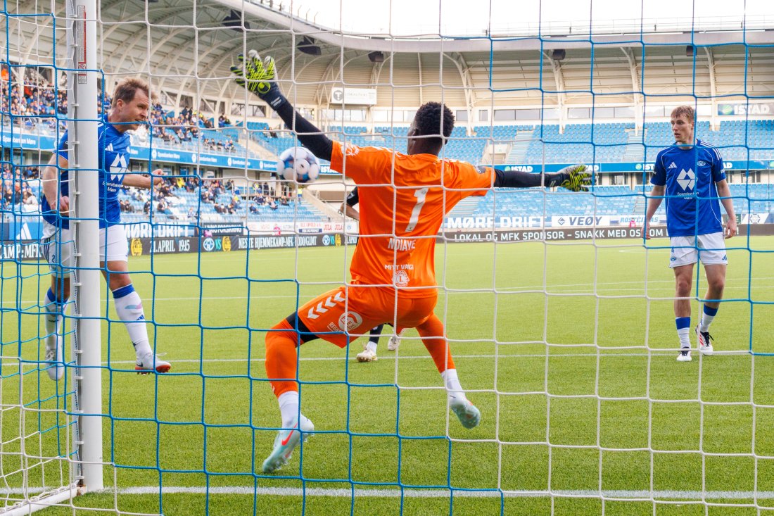 Martin Bjørnbak header, men Mamour Ndiaye redder. Foto: Svein Ove Ekornesvåg / NTB
