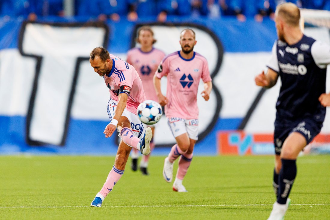 Magnus Wolff Eikrem sender ballen i mål fra midtbanen! Foto: Svein Ove Ekornesvåg / NTB