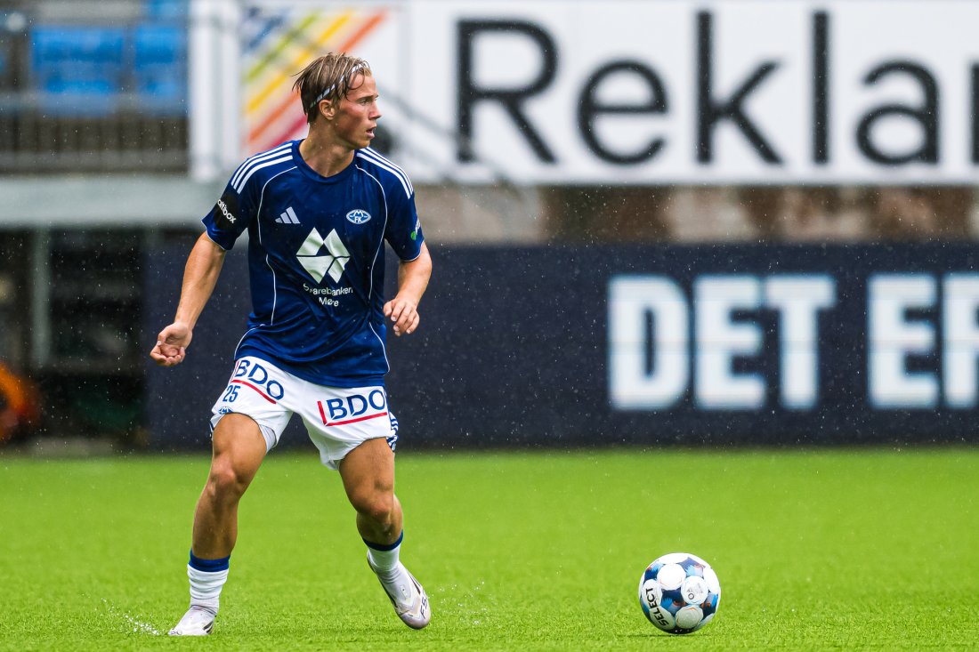 Oskar Spiten-Nysæter fikk sin første kamp i moldedrakta da Bryne ble slått. Foto: Marius Simensen / NTB