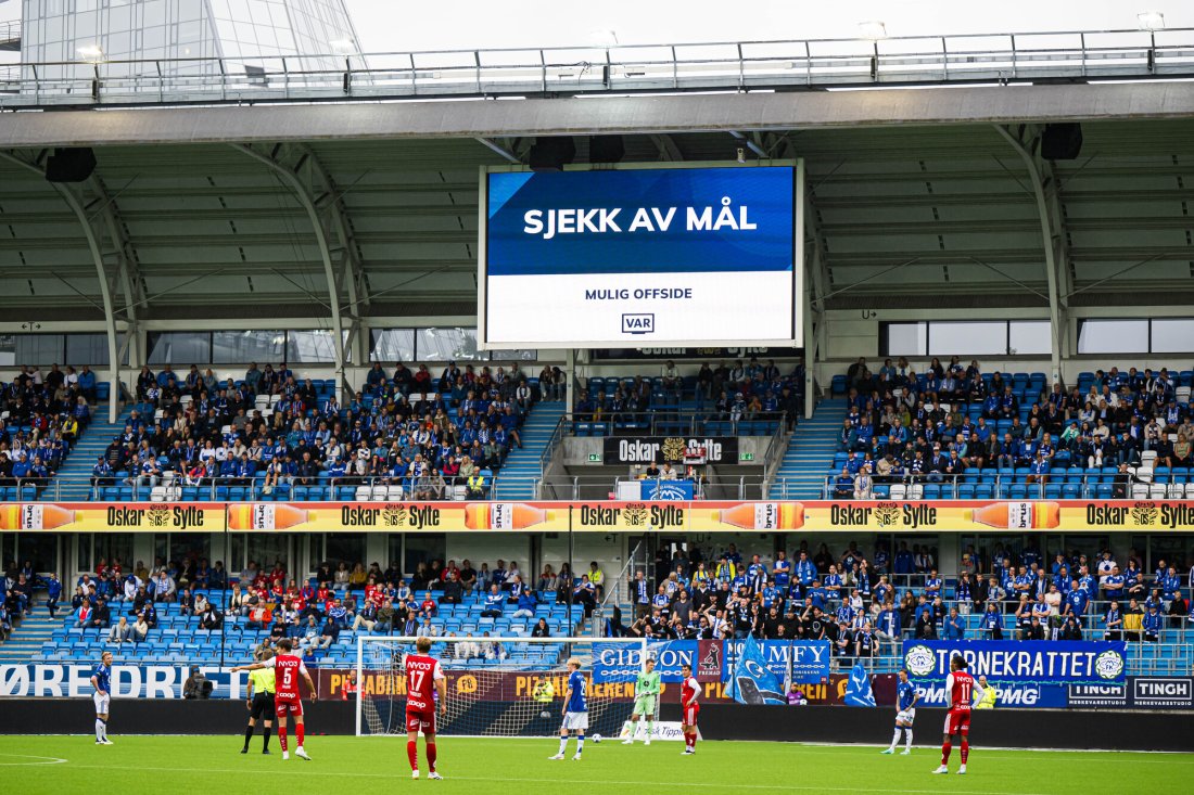 VAR-sjekk - det endte med annullert mål for Bryne. Foto: Marius Simensen / NTB