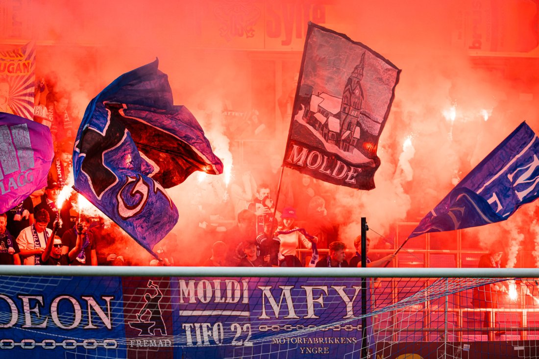 Bra kok på tribunen ved kampstart. Foto: Marius Simensen / NTB