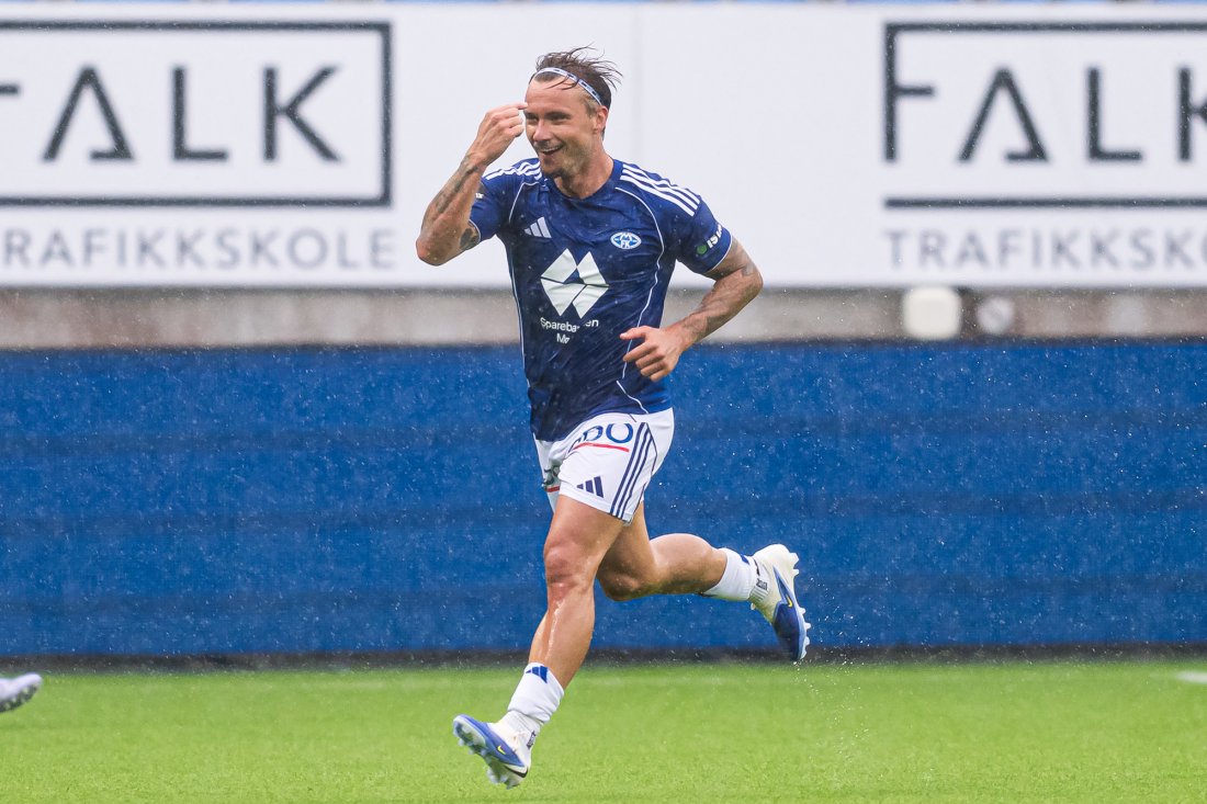 Fredrik Gulbrandsen feirer 1-0 med å løpe rett bort til dødball-Misund på sidelinjen. Foto: Marius Simensen / NTB