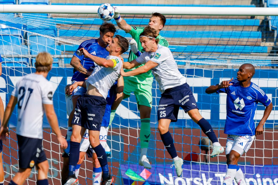 Jacob Karlstrøm med god inngripen i 2. omgang. Foto: Svein Ove Ekornesvåg / NTB