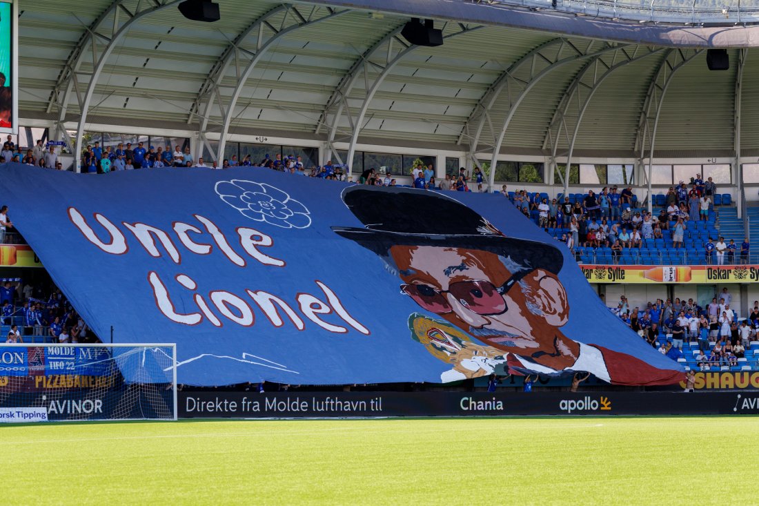 Jazz-hyllest: Moldesupporterne med stort banner med bilde av Lionel «Uncle» Batiste under innmarsjen. Foto: Svein Ove Ekornesvåg / NTB
