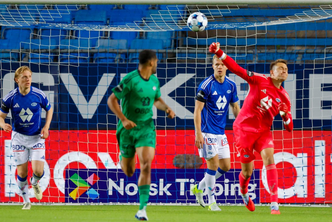 Her får Jacob Karlstrøm assist! Kastet går til midtbanen der Abdullai tar ballen med seg og scorer. Foto: Svein Ove Ekornesvåg / NTB