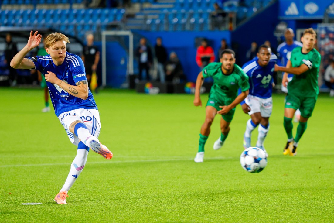 Halldor Stenevik setter inn 4–1 på et overbevisende straffespark. Foto: Svein Ove Ekornesvåg / NTB