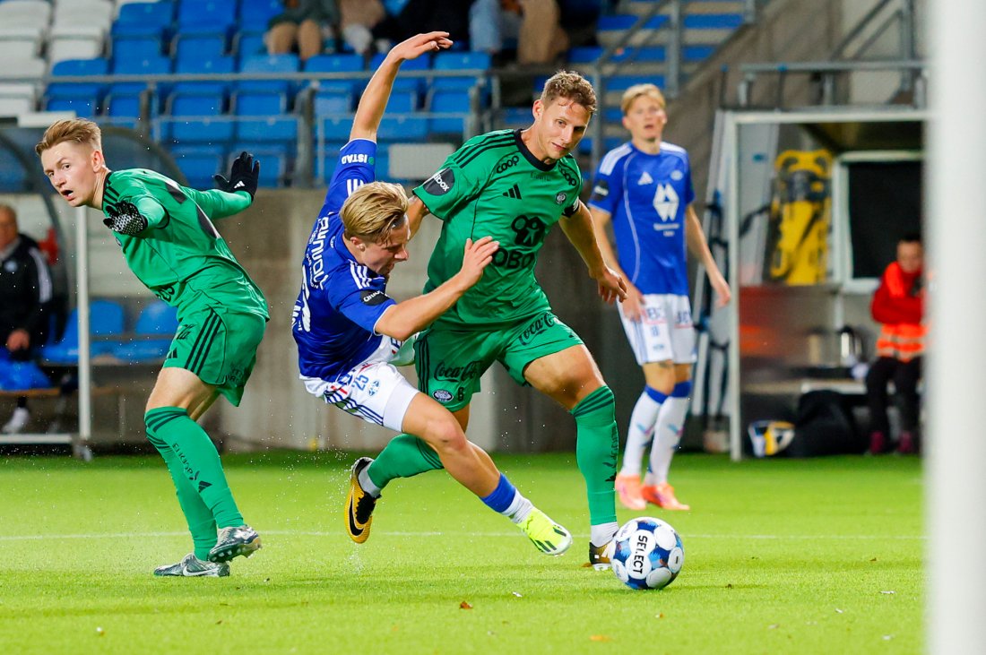 Vegar Eggen Hedenstad feller Moldes Oskar Spiten-Nysæter - straffespark til MFK!. Foto: Svein Ove Ekornesvåg / NTB