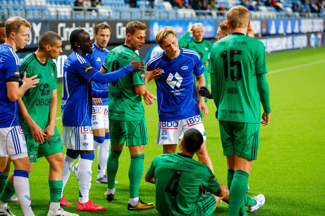 Oskar Spiten-Nysæter og Aaron Kiil Olsen (sittende) var ikke enige om hva som skjedde nede ved hjørneflagget. Foto: Svein Ove Ekornesvåg / NTB