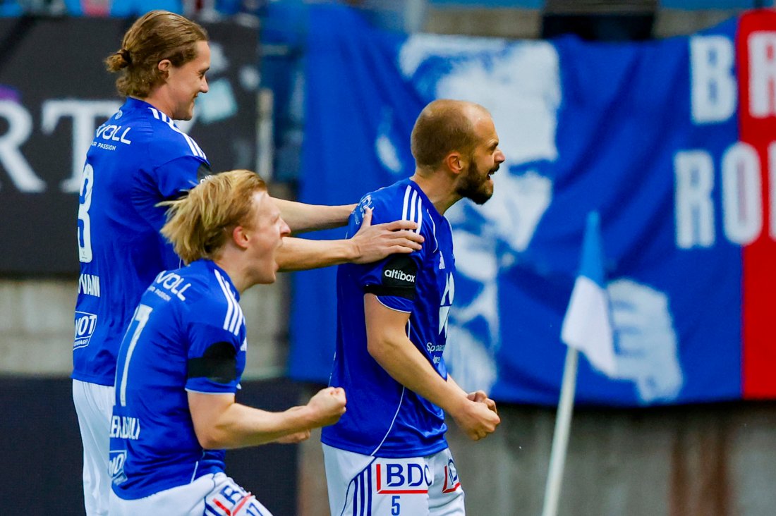 Eirik Hestad feirer 1–0 med Casper Øyvann og Mats Møller Dæhli. Foto: Svein Ove Ekornesvåg / NTB