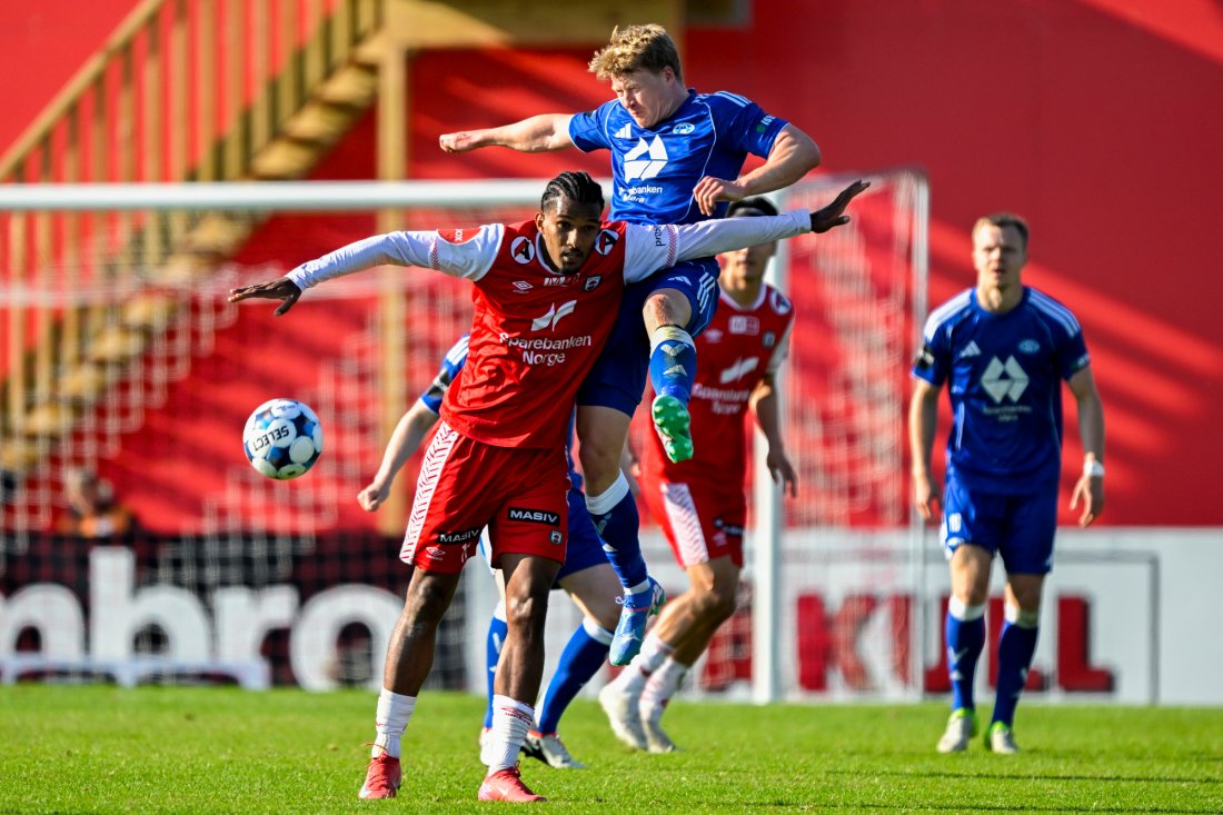 Kristian Eriksen var høyt og lavt på Bryne. Her i duell med Alfred Scriven. Foto: Carina Johansen / NTB