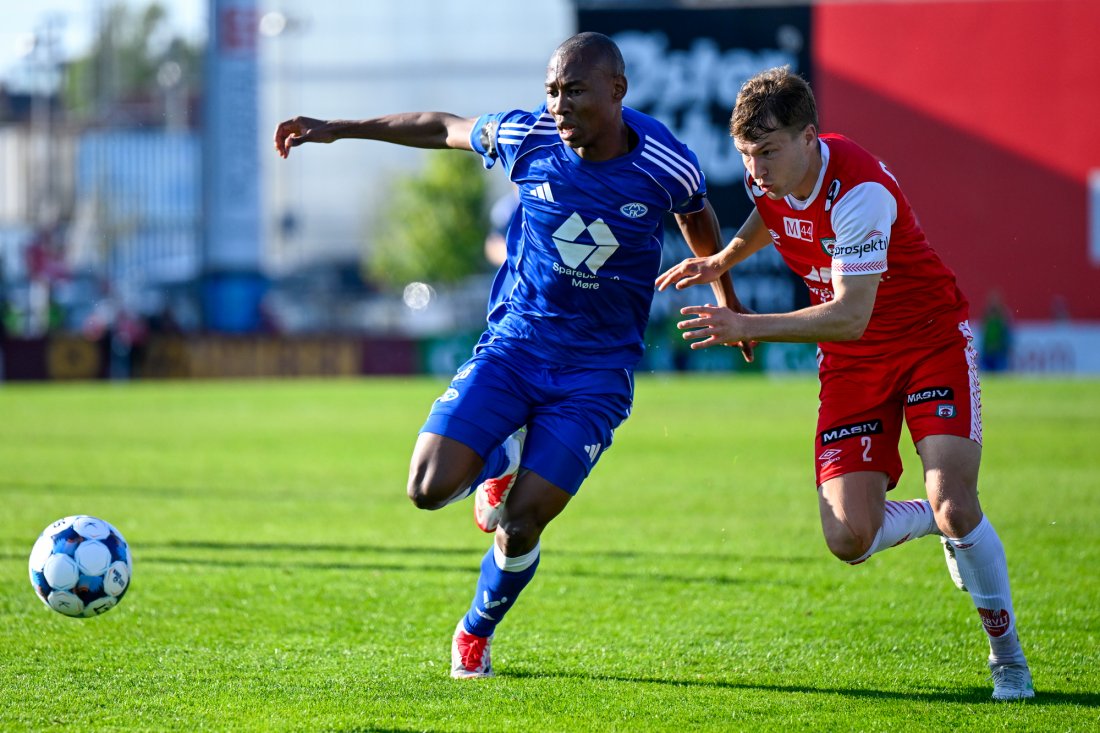 Sør-afrikaneren Samukele Kabini i duell med Brynes tyske Luis Görlich. Foto: Carina Johansen / NTB