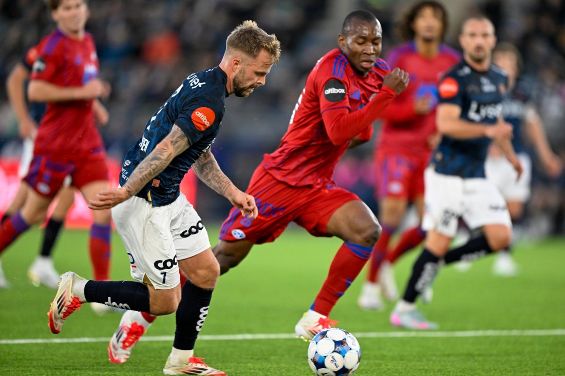 Gjensyn med Sander Svendsen for moldespillerne. Her er det Kabini som prøver å stoppe moldegutten. Foto: Carina Johansen / NTB