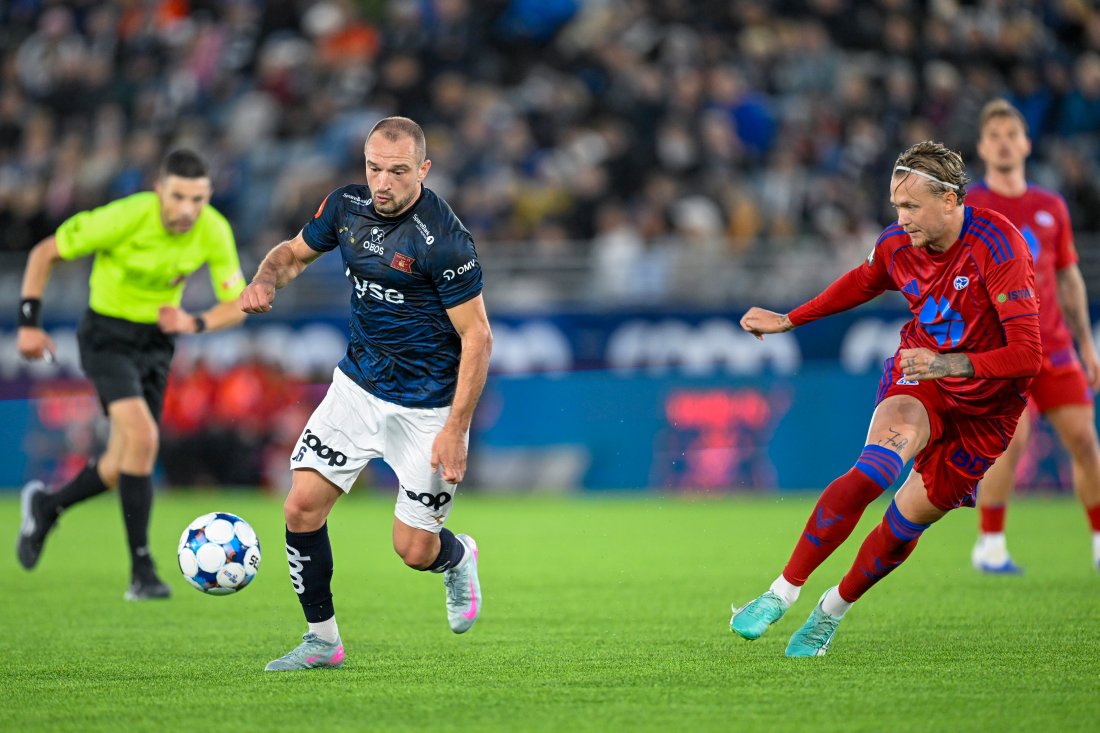 Gjensyn med Veton Berisha for moldespillerne. Her er det Birk Risa som prøver å stoppe ham. Foto: Carina Johansen / NTB