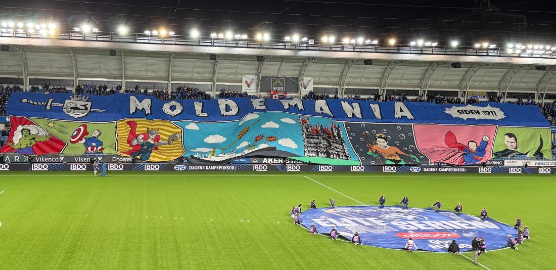 Molde Tifo rullet ut det som kan være tidenes flotteste tifo før kampen mot Rosenborg. Foto: Øyvind Brunvoll