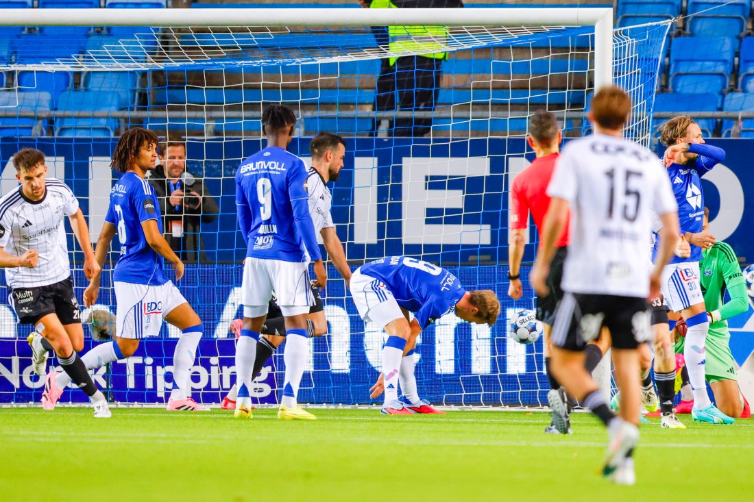 Eirik Haugan prøvde å stoppe et hardt innlegg, men endte med å sette ballen i eget mål. Foto: Svein Ove Ekornesvåg / NTB