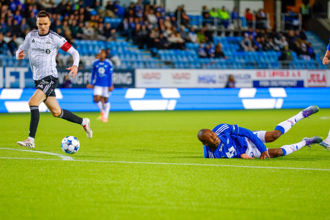 Rosenborg måtte ty til ufine midler for å stoppe Samukele Kabini. Her ble det frispark i god posisjon for Molde. Foto: Svein Ove Ekornesvåg / NTB