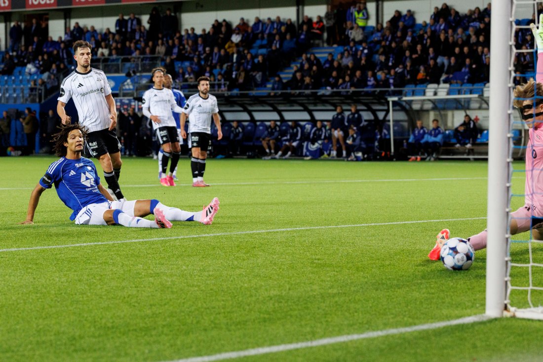 Alwande Roaldsøy sitter og ser at skuddet hans går i mål. 4-2! Foto: Svein Ove Ekornesvåg / NTB