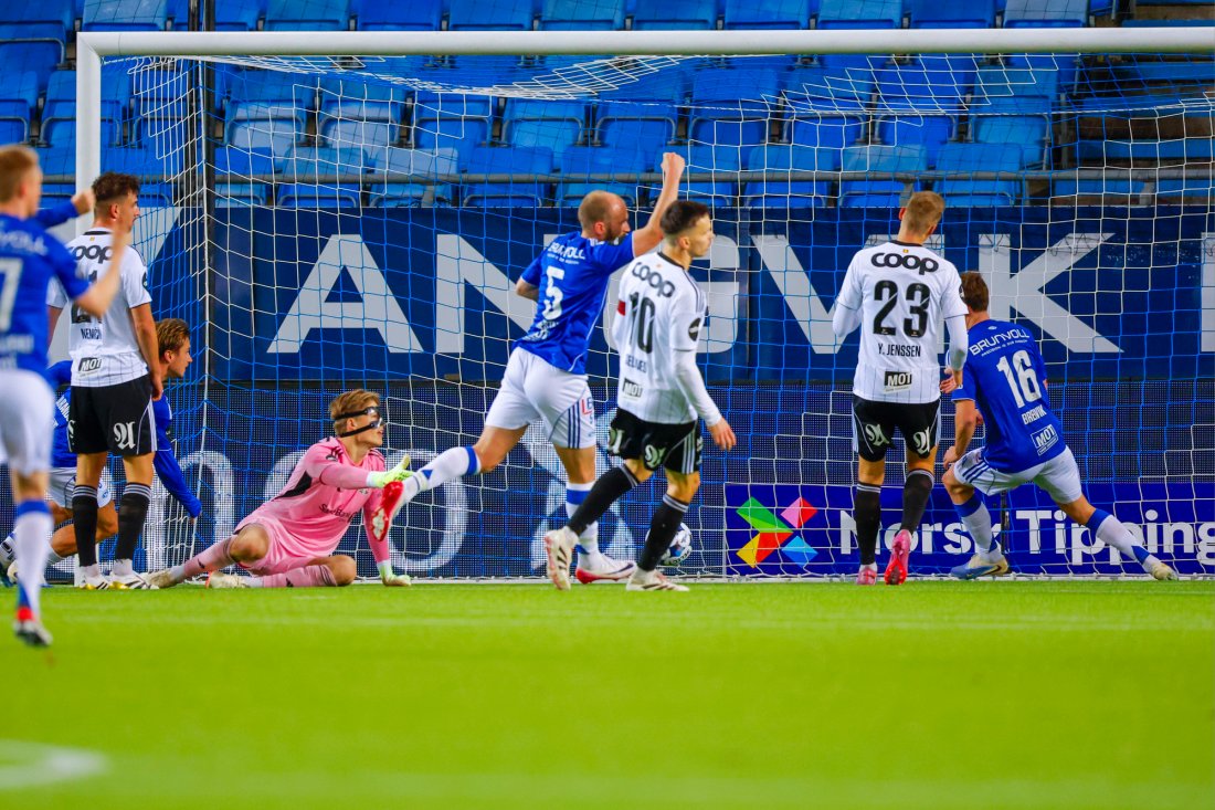 Moldejubel etterat Emil Breivik har satt inn 2-1. Foto: Svein Ove Ekornesvåg / NTB