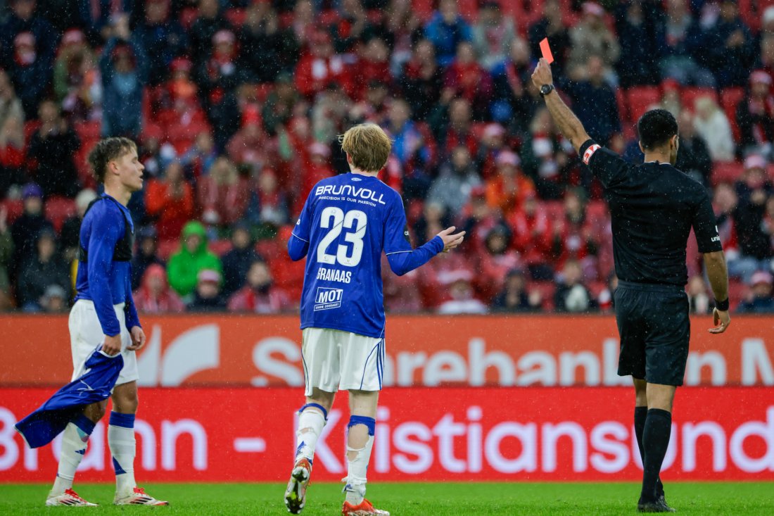 Mads Enggård sendes av banen for å ha jaget bort en Brannspiller som prøve å løfte ham mens han satt skadd på gresset. Foto: Paul S. Amundsen / NTB