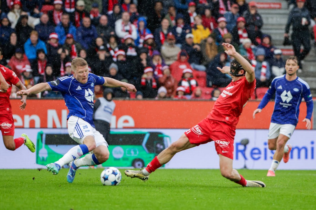 Kristian Eriksen og Branns Denzel De Roeve i aksjon. Foto: Paul S. Amundsen / NTB