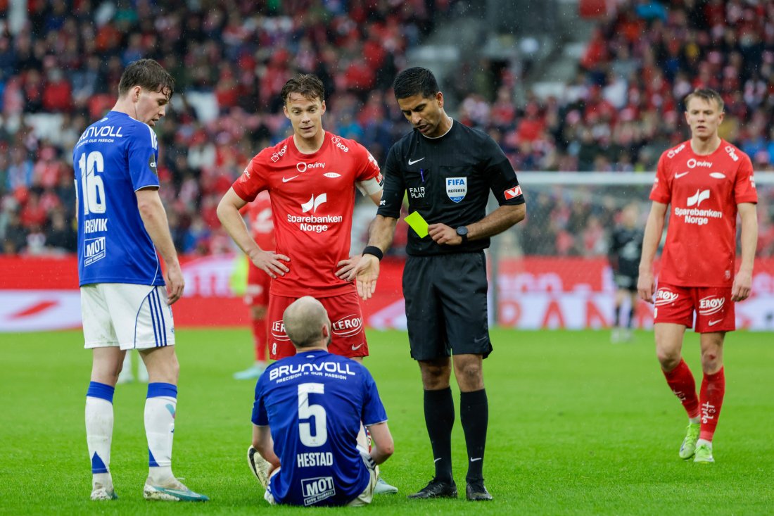 Eirik Hestad får gult kort for å drøye tid mens han sitter nede med krampe. Foto: Paul S. Amundsen / NTB