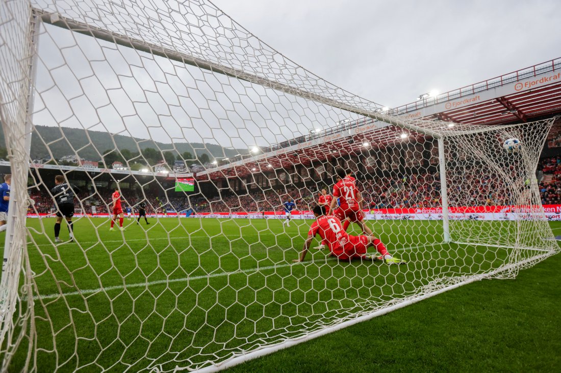 2-0 til Molde. Kristian Eriksen er ikke med på bildet. Han er borte med MFK-supporterne og feirer før ballen har landet på bergensgresset. Foto: Paul S. Amundsen / NTB