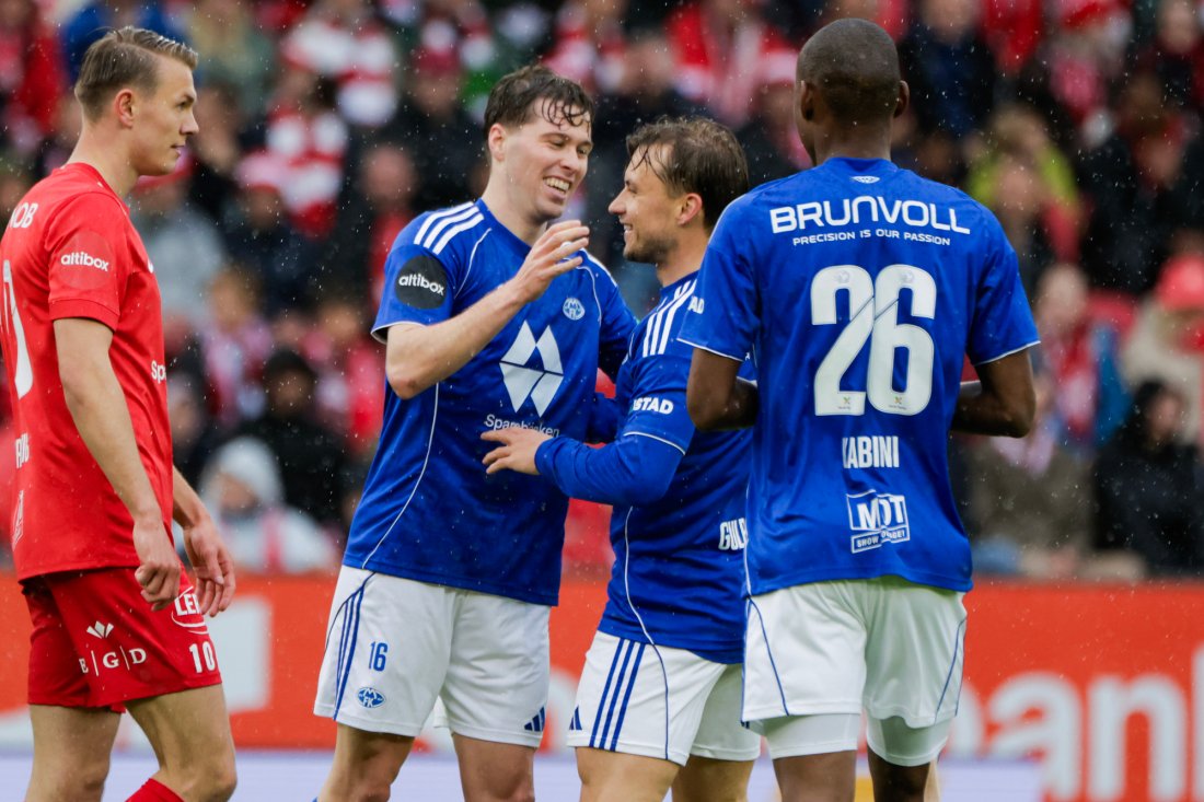 Fredrik Gulbrandsen satte inn 1-0 etter et glimrende angrep. Emil Breivik og Samukele Kabini først framme blant gratulantene. Foto: Paul S. Amundsen / NTB