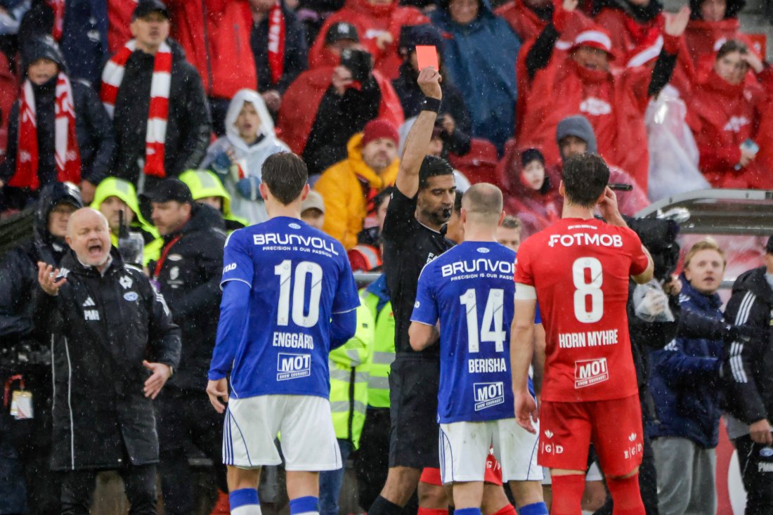 Veton Berisha får rødt kort etter at Mohammad Aslan har sjekket VAR-skjermen .Foto: Paul S. Amundsen / NTB