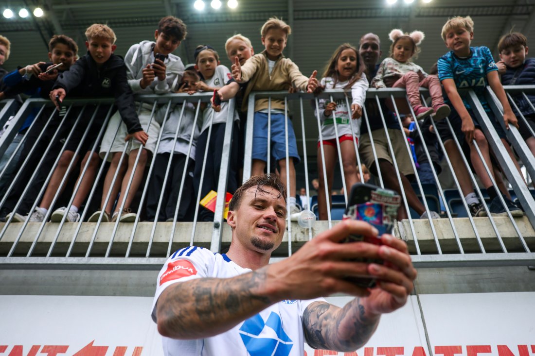 Fredrik Gulbrandsen-selfie med unge fans. Foto: Jonas Been Henriksen / NTB